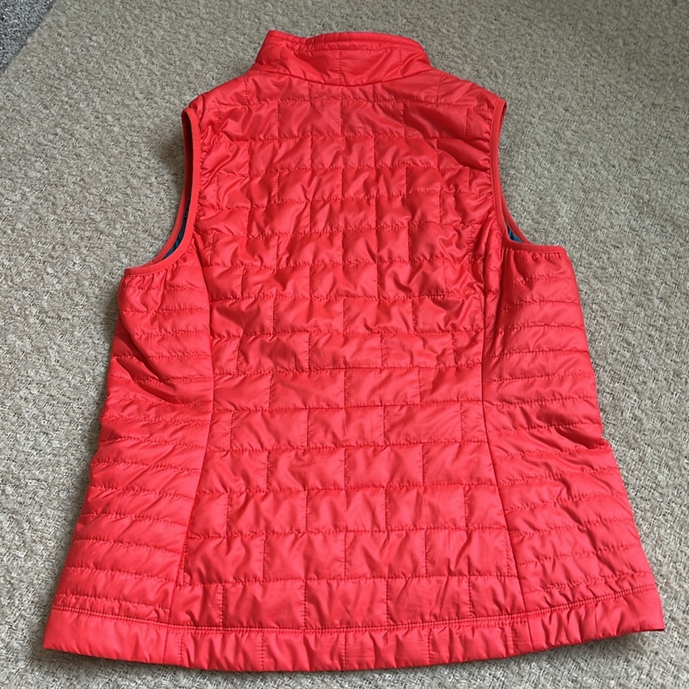 Women’s Patagonia Nano puff Primaloft vest, coral/red color, large - Picture 4 of 7